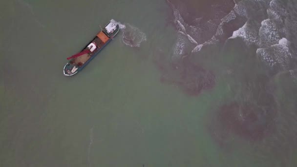 在一条运河上挖掘挖掘机的空中俯视图，在一条被污染的水道上加深和清除河床上的沉淀物和泥浆 — 图库视频影像
