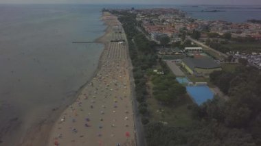Kuzey Adriyatik Denizi 'ndeki Gorizia eyaletinin Grado plajında yazın keyfini çıkaran tanımlanamayan insanların hava manzarası