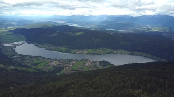 Drohnenblick auf den Ossiacher See in Kärnten, Österreich an einem Sommertag mit toller Bewölkung — Stockvideo