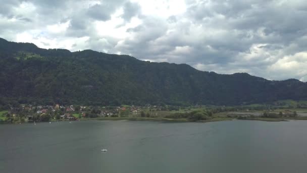 Vista aérea en los extremos superiores del lago Ossiacher en Carintia, Austria, con su páramo y pantanos en un día de verano con gran paisaje nublado — Vídeos de Stock