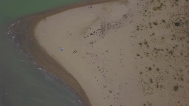 Flygfoto över den vackra lagunen Caorle nära Venedig i Italien med människor som njuter av sommaren på stranden — Stockvideo