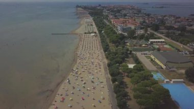 Kuzey Adriyatik Denizi 'ndeki Gorizia eyaletinin Grado plajında yazın keyfini çıkaran tanımlanamayan insanların hava manzarası