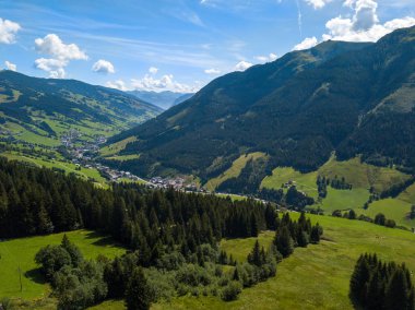 Avusturya 'nın Saalbach-Hinterglemm bölgesindeki Alpler' de bir yaz günü Hinterglemm 'den Saalbach' a hava manzarası