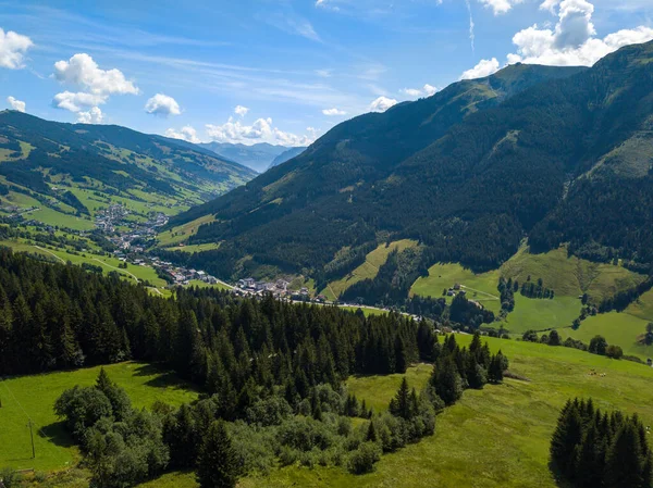 Vista aérea desde Hinterglemm a Saalbach en un día de verano en los Alpes en Saalbach-Hinterglemm, Austria Fotos de stock libres de derechos