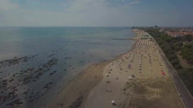Kuzey Adriyatik Denizi 'ndeki Gorizia eyaletinin Grado plajında yazın keyfini çıkaran tanımlanamayan insanların hava manzarası