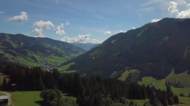 Avusturya 'daki Alpler' de Hinterglemm 'den Saalbach' a kadar dağ manzaralı rahat bir kulübe. Güneşli bir yaz gününde