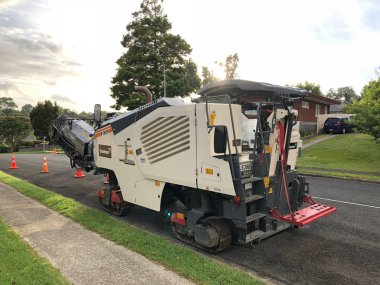 Auckland, Şubat 23: 23 Şubat 2018 üzerinde Auckland, Yeni Zelanda'alınan yol kenarında park etmiş bir parça Asfalt Finişer, kaldırım veya dağıtımcı ekipman makineleri