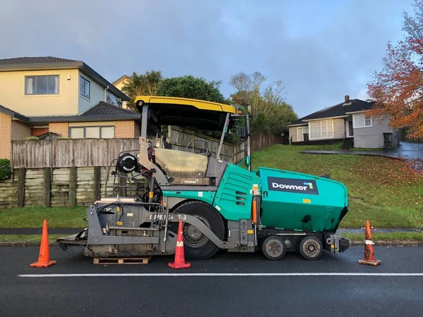 Auckland, Jun.16: Bir asfalt fayans ustası, kaldırım veya dağıtımcı ekipman makineleri içinde 16 Haziran 2018 üzerinde Auckland, Yeni Zelanda'alınan yol kenarında park etmiş