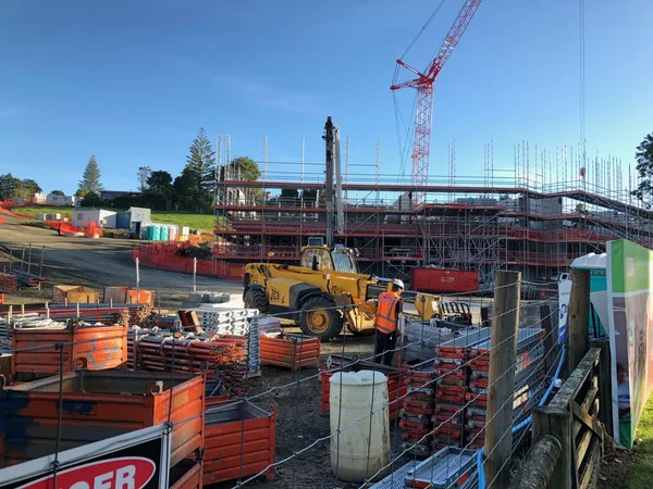 Auckland, Nisan 26: Auckland, yeni 26 Nisan 2018 üzerinde alınan Zelanda'da bulunan Gayrimenkul için bir temel yapı ekleme sürecinde bina inşaatı.