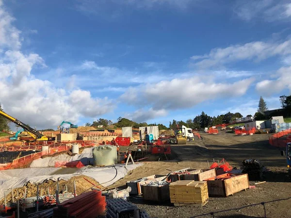 Auckland, Nisan 12: Auckland, yeni 12 Nisan 2018 üzerinde alınan Zelanda'da bulunan Gayrimenkul için bir temel yapı ekleme sürecinde bina inşaatı.