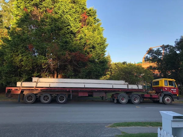 Auckland Mar Ein Langer Pritschenwagen Mit Anhänger Der Straßenrand Geparkt — Stockfoto