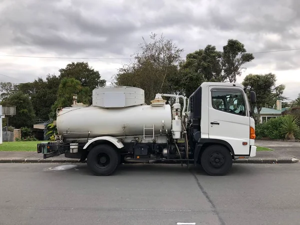 Auckland, Nisan 3: Bir beyaz kanalizasyon kamyon benzin tankeri ya da yan yol tken 3 Nisan 2018 Auckland, Yeni Zelanda'Park tanker.