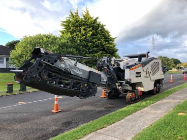 Auckland, Şubat 23: 23 Şubat 2018 üzerinde Auckland, Yeni Zelanda'alınan yol kenarında park etmiş bir parça Asfalt Finişer, kaldırım veya dağıtımcı ekipman makineleri