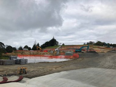 Auckland, Jan.26 - mekanik kazıcıları ve iş üstünde Cuma, 26 Ocak 2018, Auckland, Yeni Zelanda portre modunda çekilen bir şantiye Ekskavatör