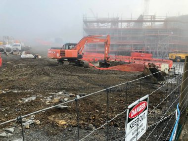 Auckland, Haziran 1: Bir mekanik kazıcı veya Auckland, yeni 18 Mayıs 2018 üzerinde alınan Zelanda'da bulunan bir şantiye için bir temel kazı Ekskavatör.