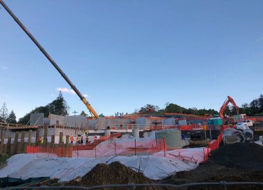 Auckland, 18 Mayıs: Auckland, yeni 18 Mayıs 2018 üzerinde alınan Zelanda'da bulunan Gayrimenkul için bir temel yapı ekleme sürecinde bina inşaatı.