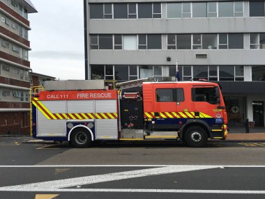 Auckland, 8 Mayıs: A yangın ve acil durum Yeni Zelanda veya Yeni Zelanda hizmet yangın itfaiye arabası veya yan Auckland, yeni 8 Mayıs 2018 üzerinde alınan Zelanda her bakıldığında yol kenarında park cihazı.