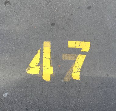 Auckland, Yeni Zelanda asfalt yolda sarı renkli fotoğraf bir sayı 47 veya 47 sprey boyalı.