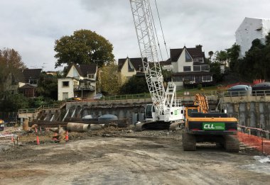 Auckland, 8 Mayıs: Vakfın destekleyen ve Auckland, Yeni Zelanda ' 8 Mayıs 2016 yılında alınan bir bina üstyapı tutturur yapısal bir sistemin hazırlanıyor mekanik kepçeleri