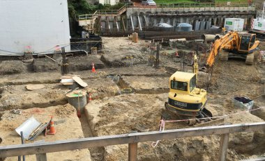 Auckland, 8 Mayıs: Vakfın destekleyen ve Auckland, Yeni Zelanda ' 8 Mayıs 2016 yılında alınan bir bina üstyapı tutturur yapısal bir sistemin hazırlanıyor mekanik kepçeleri