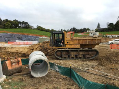 Auckland, Ekim 4: Bir damperli kamyon takas işlemiyle parça üzerinde bir bina inşaatı zemin Müessesesi site Auckland, yeni 4 Ekim 2017 üzerinde alınan Zelanda.