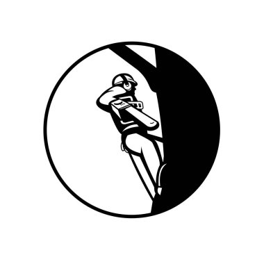 Oduncu ağaç cerrahının elinde testereyle kalkanın içindeki ağaç setine tırmanarak izole edilmiş beyaz arka plan şeklindeki siyah ve beyaz çizimi..