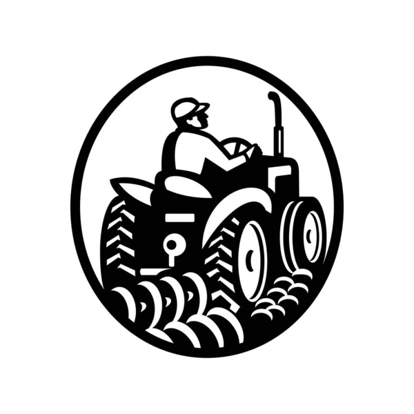 一个有机农民用老式拖拉机犁田的例子 从椭圆形后部观察 在孤立的白色背景上以复古单色风格完成 — 图库矢量图片