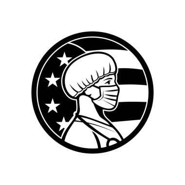 Amerikalı bir kadın hemşire, doktor, sağlık çalışanı, cerrahi maske takan ve kabarık şapka takan Amerikalı bir kadın hemşire ve retro tarzı çizgili bir bayrak..