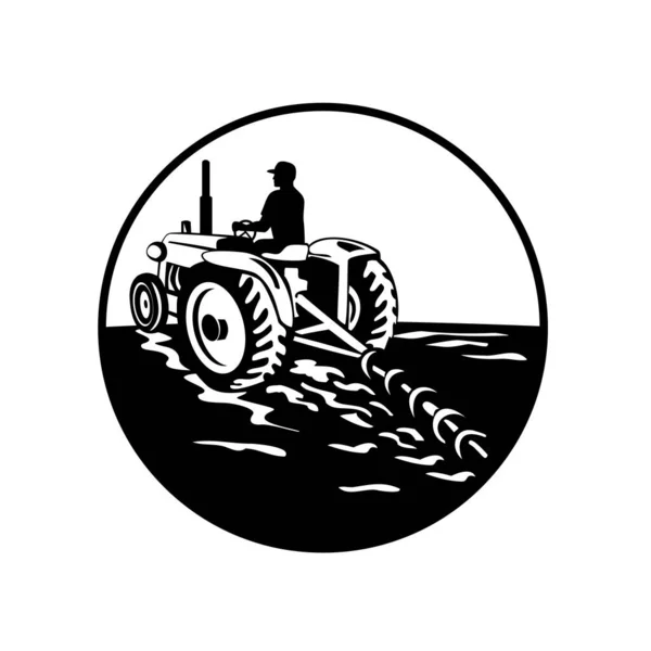 レトロな黒と白のスタイルで行われた孤立した背景に円の中に設定された後部から見た刈り入れを耕すヴィンテージトラクターを運転する農家の庭師のイラスト — ストックベクタ