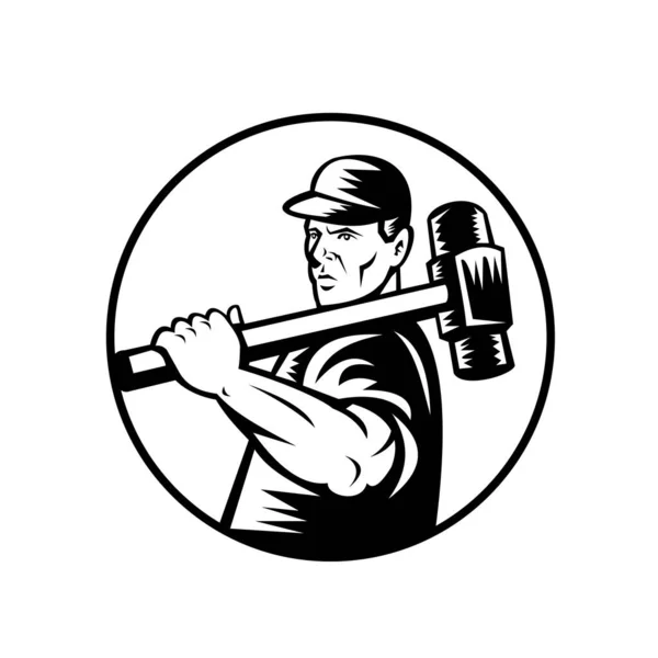 白い背景に丸の中から見た肩の上にそりハンマーで解体作業員のレトロな黒と白のスタイルのイラスト — ストックベクタ