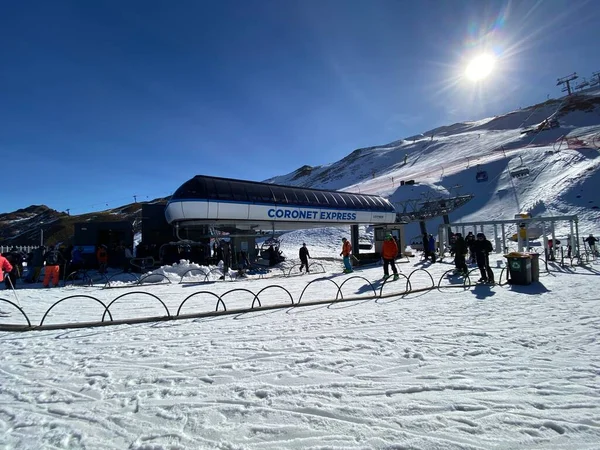 2020年8月11日 Coronet Peak New Zealand 滑雪者在新西兰昆斯顿市的商业滑雪场 滑雪场和滑雪场的南坡享受冬季雪 — 图库照片