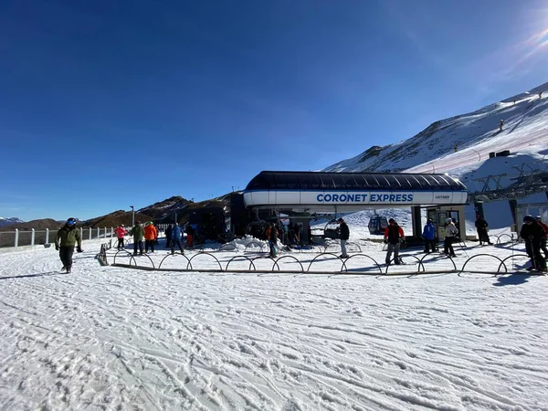 2020年8月11日 Coronet Peak New Zealand 滑雪者在新西兰昆斯顿市的商业滑雪场 滑雪场和滑雪场的南坡享受冬季雪 — 图库照片