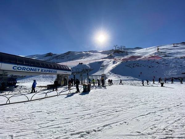 2018 Coronet Peak New Zealand Skiers Enjoying Winter Snow Southern — 스톡 사진