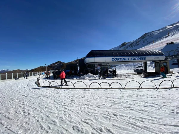 2018 Coronet Peak New Zealand Skiers Enjoying Winter Snow Southern — 스톡 사진