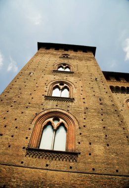 Yüksek kule yerden dikey görüntü gördüm