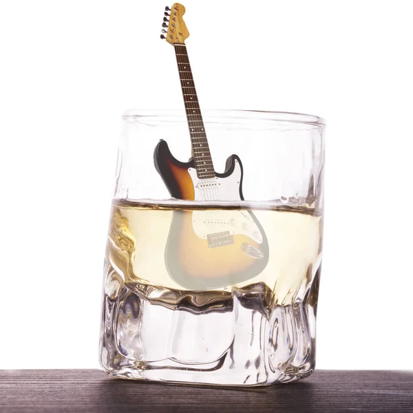 Whisky Shot Avec Guitare Électrique Sur Fond Blanc Image Carrée — Photo