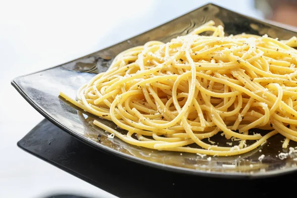 Spaghetti Cacio Pepe Natural Light Black Reflecting Surface Square Image — Stock Photo, Image