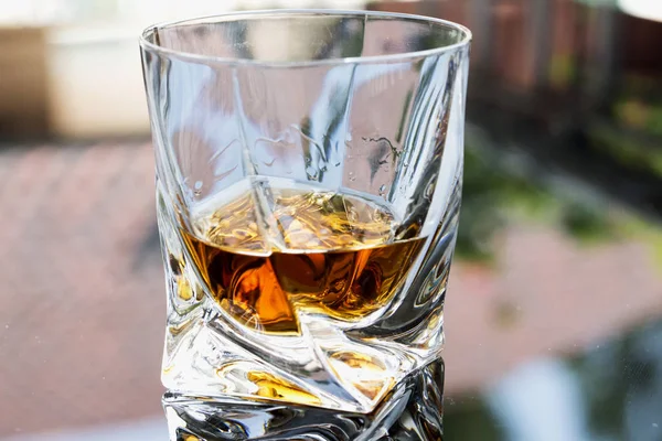 Glas Half Vol Van Rum Zwarte Weerspiegelt Oppervlakte Natuurlijke Licht — Stockfoto