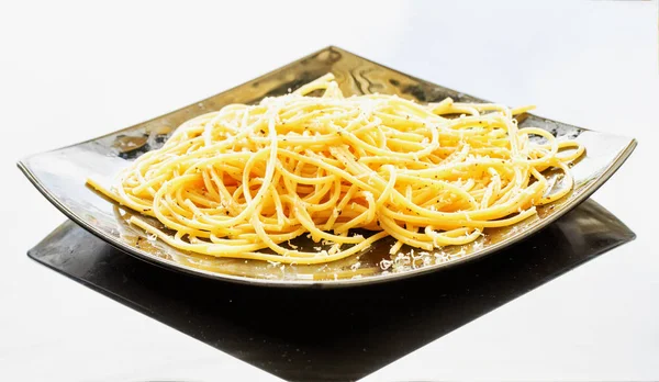 Spaghetti Cacio Pepe Het Daglicht Zwarte Reflecterende Oppervlakte Horizontale Afbeelding — Stockfoto