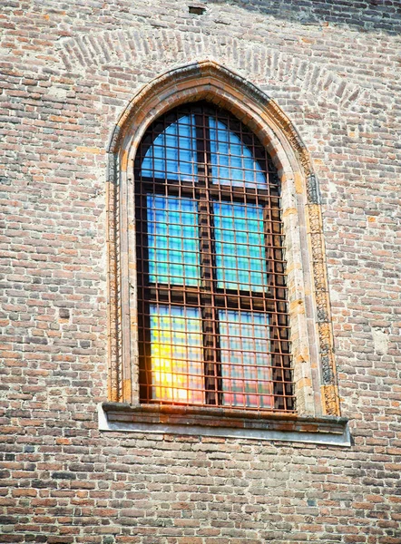 Vieja Ventana Con Reflejo Solar Imagen Vertical —  Fotos de Stock