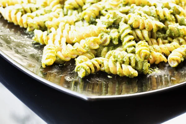 Pasta Con Pesto Sobre Placa Reflectante Negra Imagen Horizontal — Foto de Stock