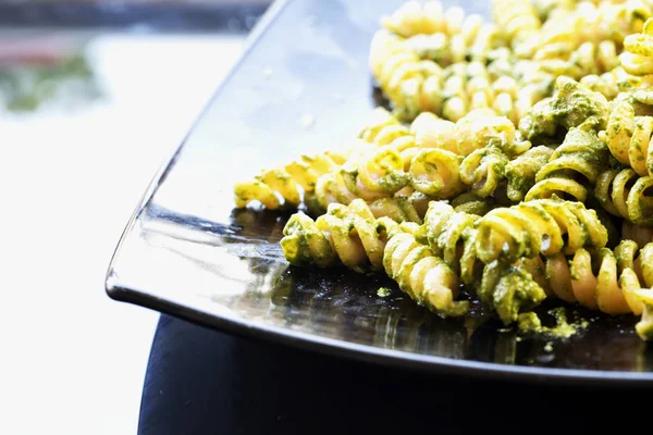Pasta Pesto Black Reflecting Plate Horizontal Image — Stock Photo, Image