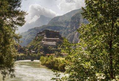 Bard, Forte (İtalya, XIX yüzyıl) görünümü ağaçlar arasında manzara