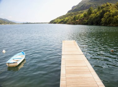 İskele ve tekne gölün yatay görüntü üzerinde