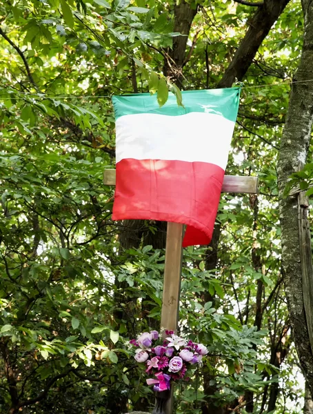 Bandera Italia Sobre Cruz Con Flores Bosque Imagen Vertical —  Fotos de Stock