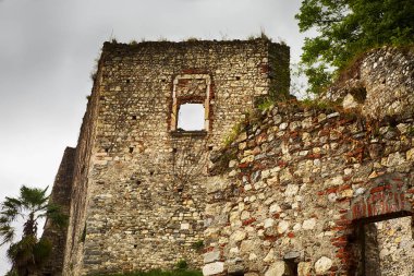Taş castle kalıntıları, boş pencere, yatay hdr görüntü