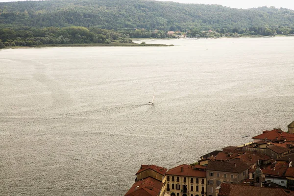 孤帆船在湖中 水平图象 — 图库照片