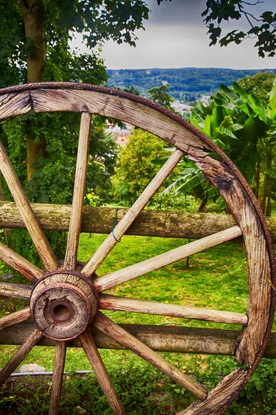木材の背景 垂直方向の画像の上の木製の車輪 — ストック写真