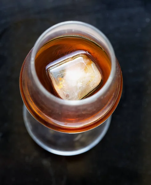 Liquor Glas Met Ice Cube Gezien Van Boven Verticale Afbeelding — Stockfoto