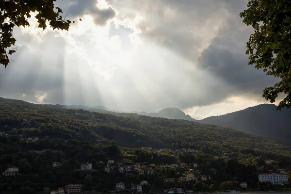 Dobré Nebe Slunce Mezi Mraky Nad Horami Horizontální Obraz — Stock fotografie